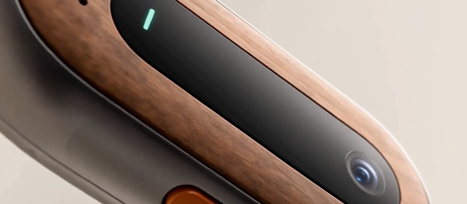 Close-up of Oak1’s wood-like front around the dark glass, the camera and the light